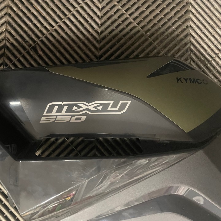 cache latéral gauche quad 550 mxu (noir mat)