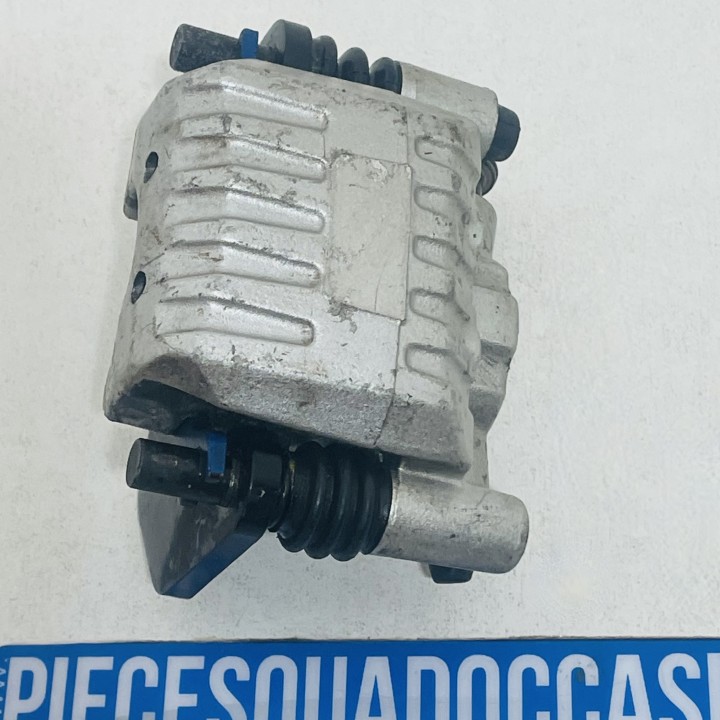 ÉTRIER AVANT GAUCHE QUAD 250 ET 300 KXR/MAXXER/MXU  KYMCO